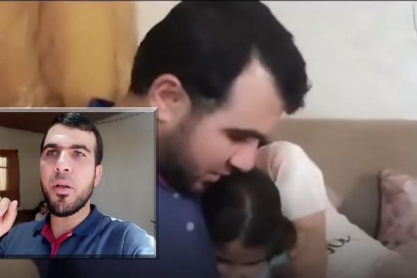 Ahmed al-Mansi își liniștește fiicele în timpul bombardamentelor israeliene în Fâșia Gaza