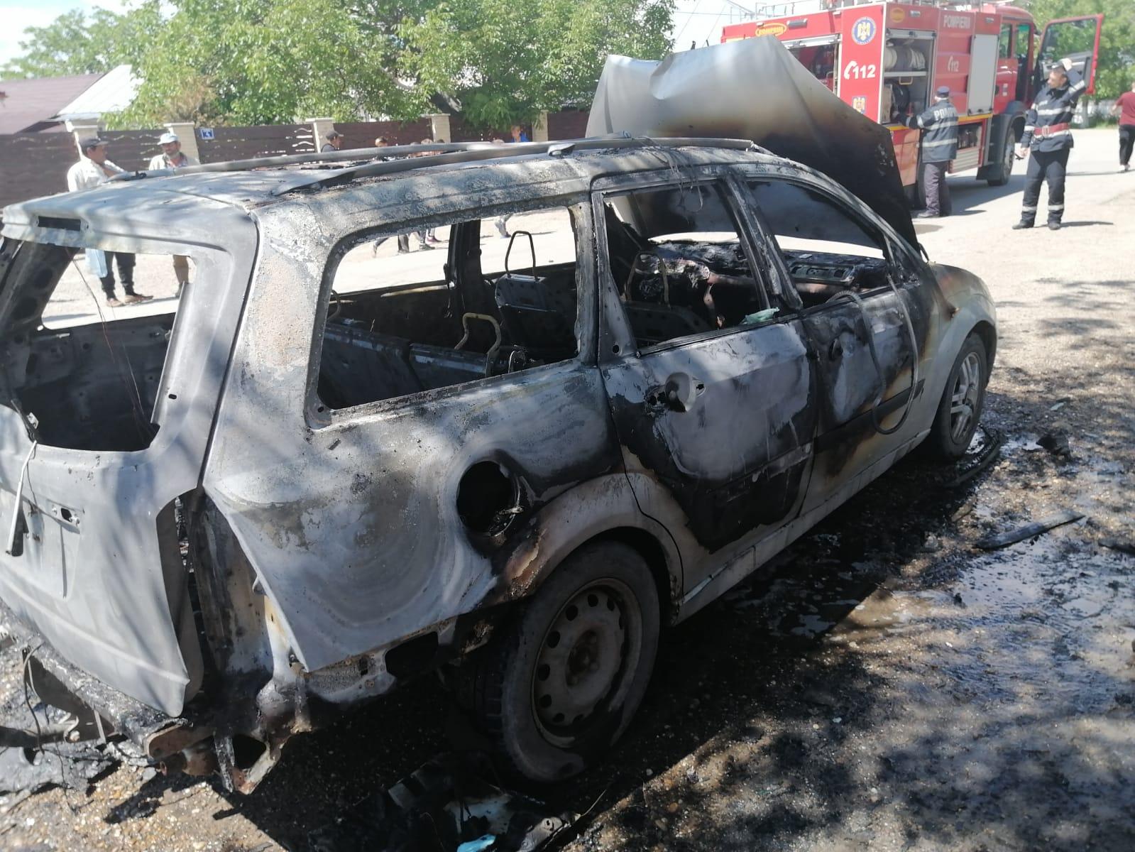 Ford Focus făcut scrum, după ce a luat foc în mers. Doi minori au fost scoşi din maşină la timp - FOTO
