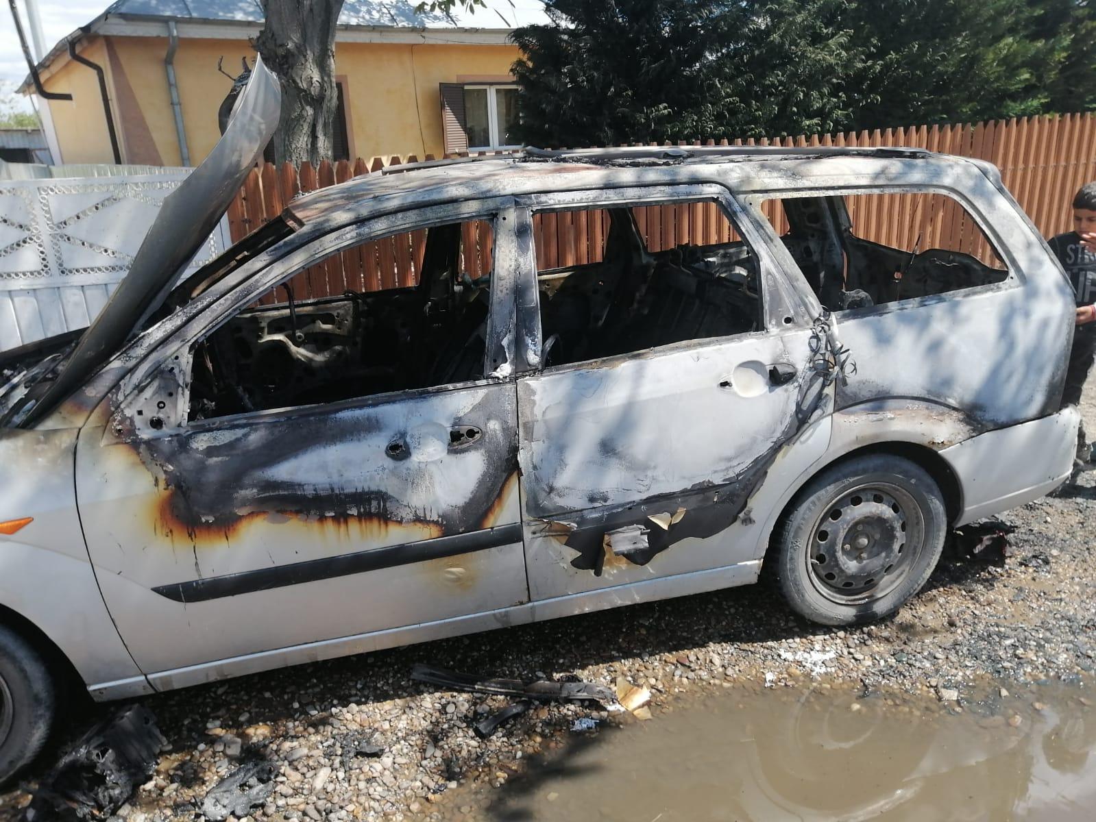 Ford Focus făcut scrum, după ce a luat foc în mers. Doi minori au fost scoşi din maşină la timp - FOTO