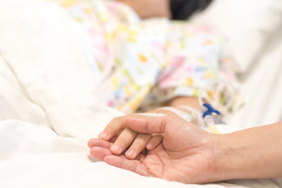 Copil spital Copil pe patul de spital