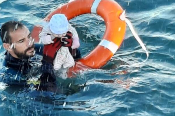 Povestea scafandrului care a salvat în ultima clipă un bebeluș din apă: ”Era înghețat, nu mișca nu știam dacă e viu sau mort”
