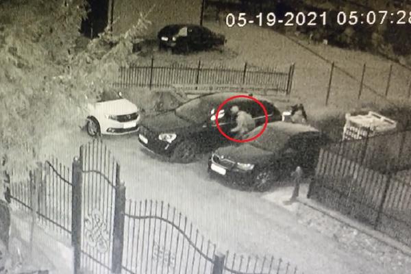 Jaf într-o parcare din Bacău. Cum reuşesc doi hoţi să fure o Skoda, în mai puțin de 3 minute - VIDEO