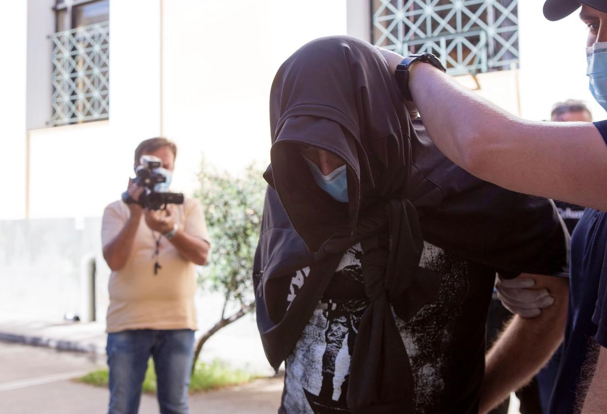 Suspectul crimei din Atena, dus la tribunal cu cătușe la mâini