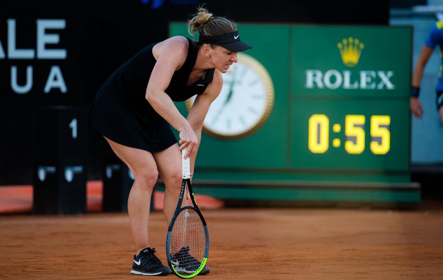 Simona Halep s-a accidentat în timpul meciului cu Angelique Kerber, la Roma Simona Halep s-a accidentat în timpul meciului cu Angelique Kerber, la Roma