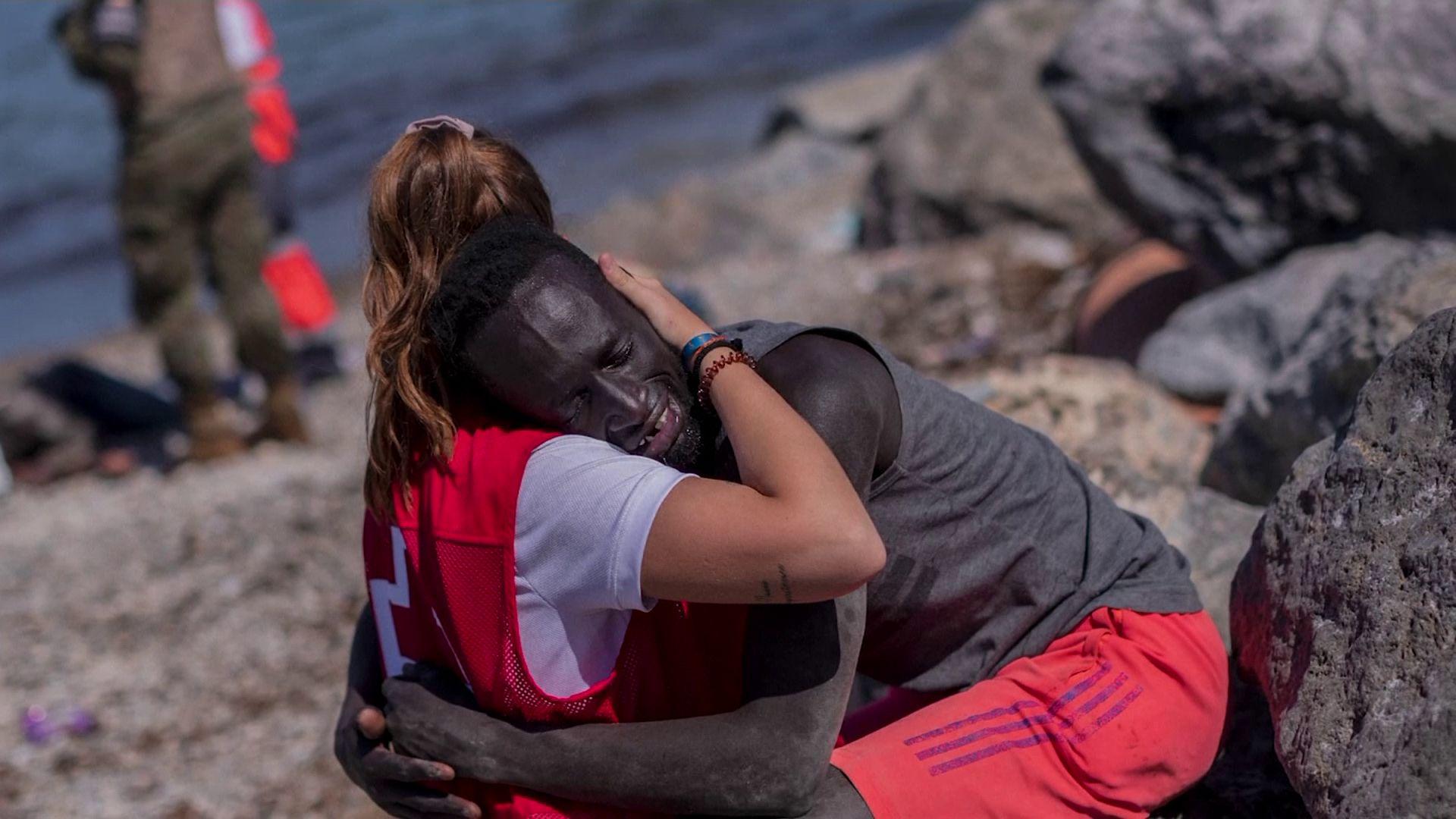 O tânără spaniolă care a îmbrățiat un migrant senegalez în Ceuta a devenit ținta extremiștilor