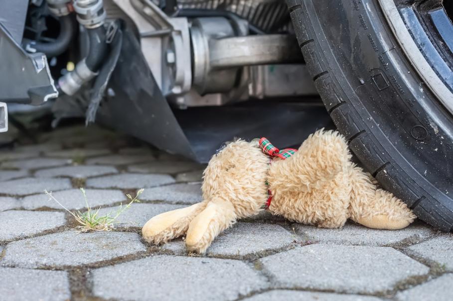 Accident maşina Ursuleţ de pluş lângă roata unei maşini