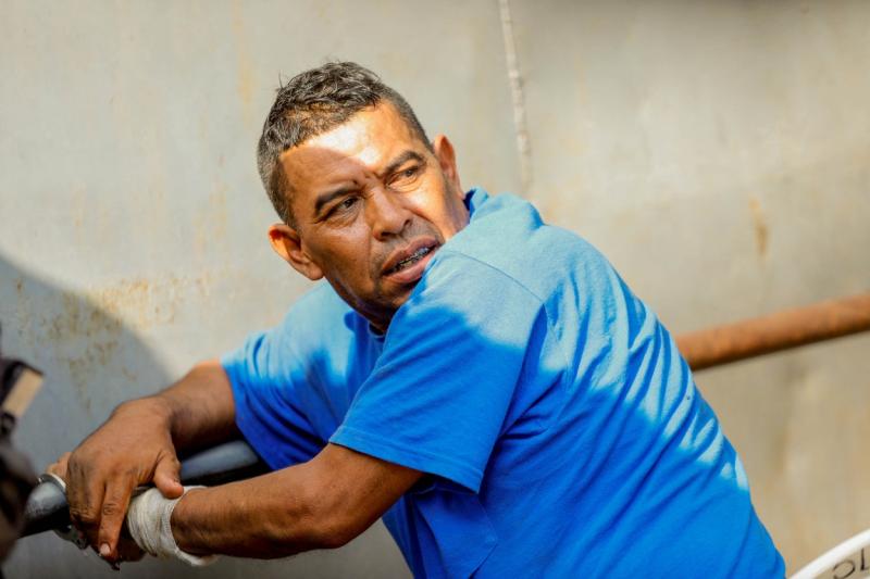 Hugo Ernesto Osorio Chávez, în cătușe, în timpul anchetelor la locuința sa Hugo Ernesto Osorio Chávez, în cătușe, în timpul anchetelor la locuința sa