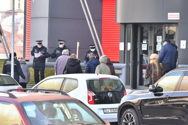 Mai multe persoane in majoritate de varsta a treia asteapta afara la minus 6 grade temperatura sau in masinile prorpietate personala din parcare pentru a intra la centrul nr 2 de vaccinare amenajat la Sala Polivalenta din Craiova