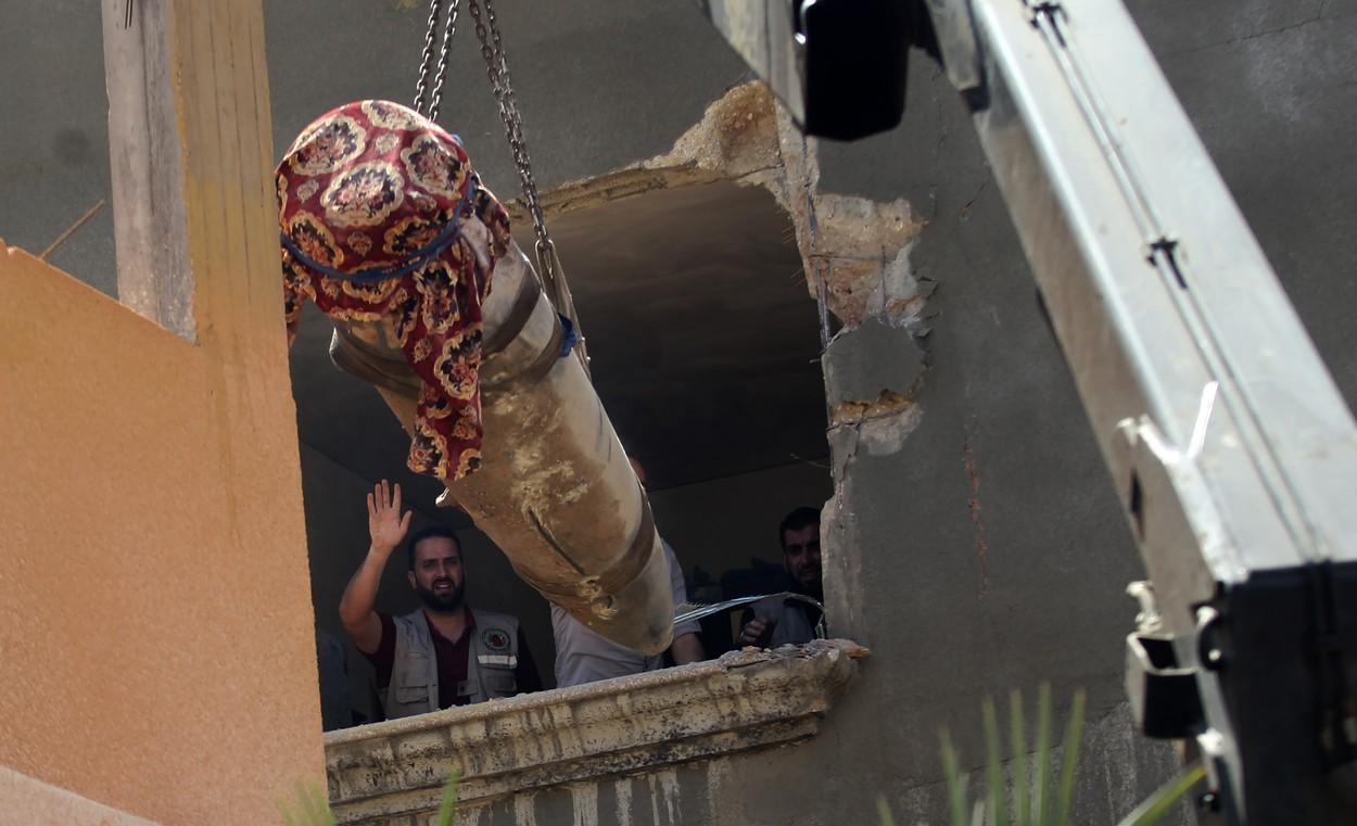 Racheta a fost scoasă pe geam, cu o macara