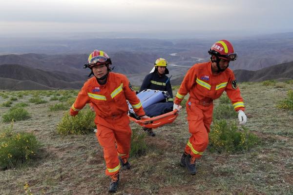 Salvatorii transportă victimele decedate