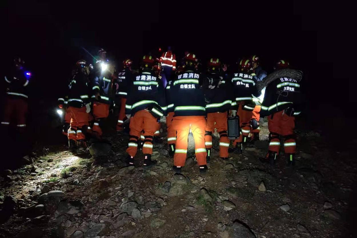 Salvatorii caută oameni dispăruți pe site-ul turistic Pădurea Râului Galben, din județul Jingtai din orașul Baiyin, provincia Gansu din nord-vestul Chinei, 23 mai 2021