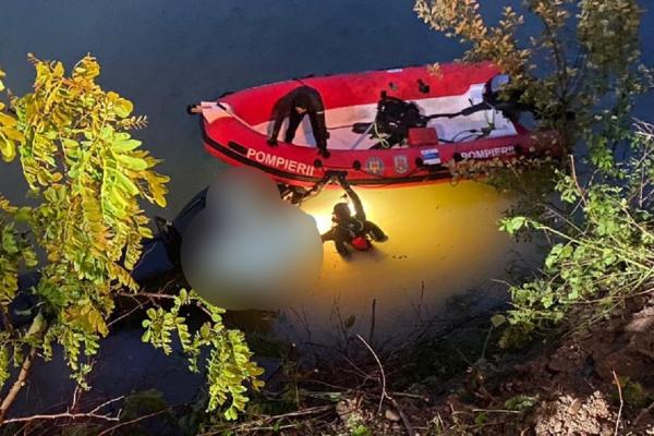 Un șofer băut a căzut cu mașina într-un lac, în Maramureș, pasagerul din dreapta s-a înecat