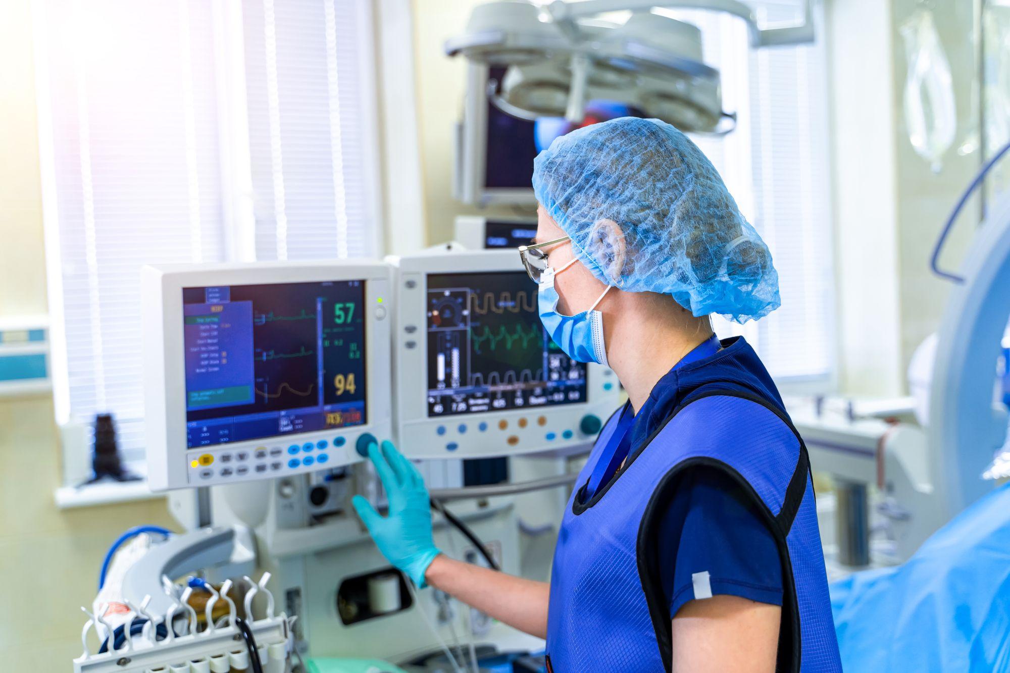 O asistentă în dreptul unui monitor pentru ventilaţia artificială a plămânilor