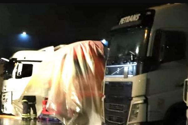 Șofer român de TIR, găsit mort în cabină, într-o parcare din Italia. Bărbatul avea răni înjunghiate pe corp