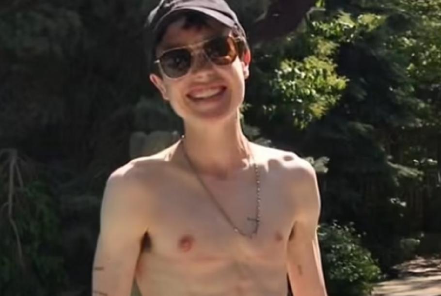 Prima fotografie cu actorul transgender Elliot Page de când a suferit operația de extirpare a sânilor Prima fotografie cu actorul transgender Elliot Page de când a suferit operația de extirpare a sânilor