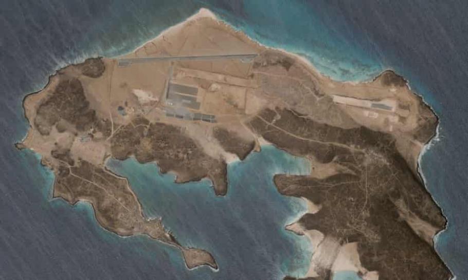 Bază aeriană misterioasă, construită pe o insulă vulcanică în largul Yemenului. Nicio țară nu a revendicat-o Bază aeriană misterioasă, construită pe o insulă vulcanică în largul Yemenului. Nicio țară nu a revendicat-o