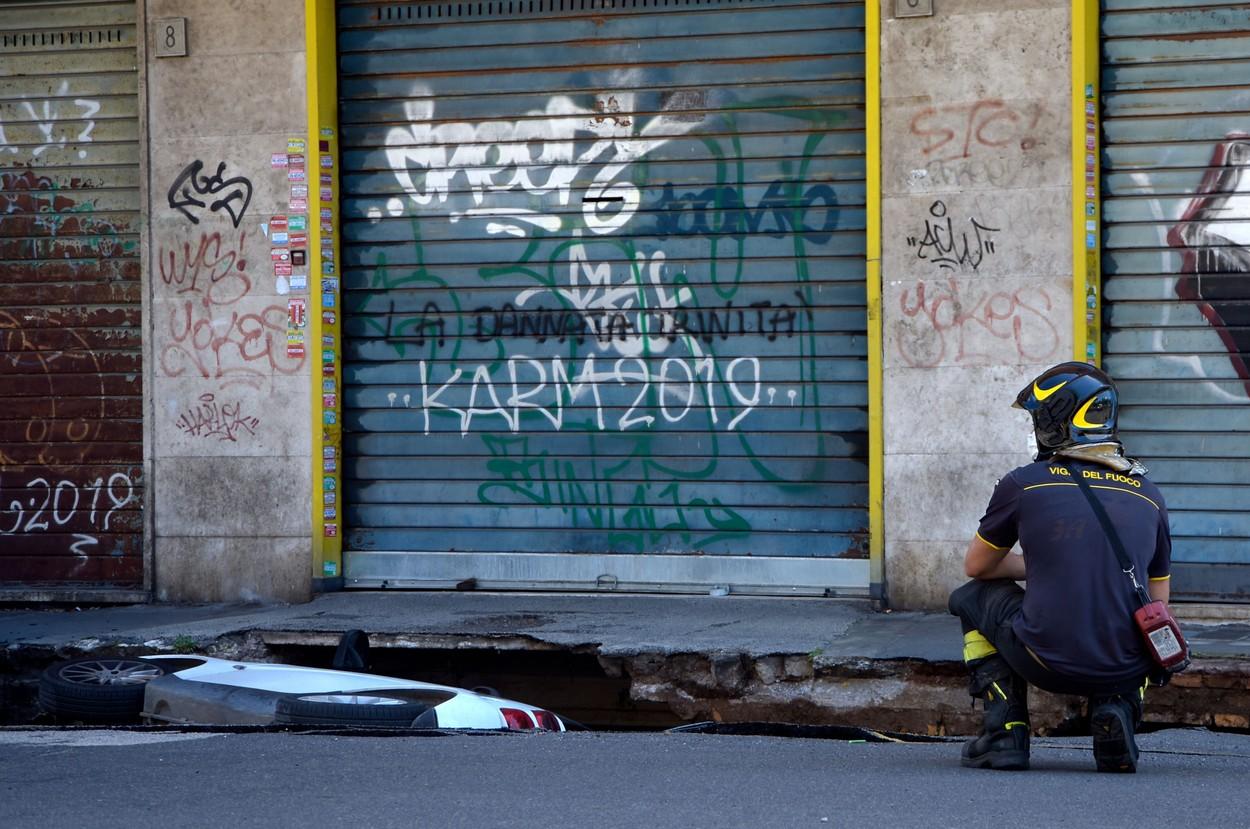 Două mașini au fost înghițite de o groapă apărută în asfalt, adâncă de șase metri, la Roma