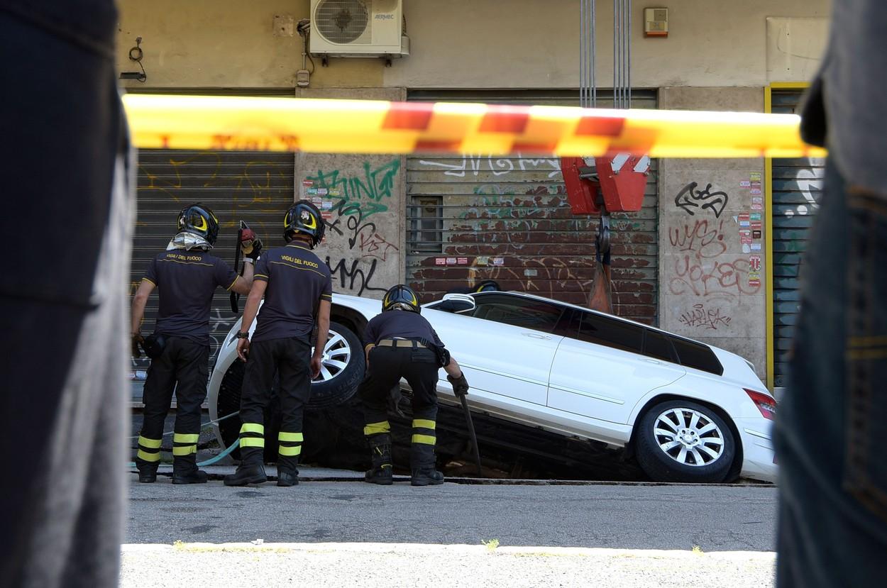 Două mașini au fost înghițite de o groapă apărută în asfalt, adâncă de șase metri, la Roma