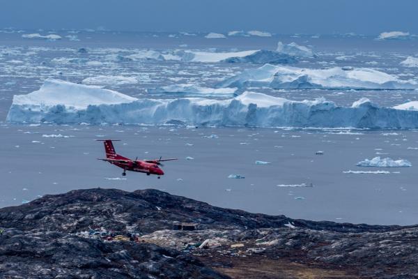 Un avion aterizează în Ilulissat, Groenlanda