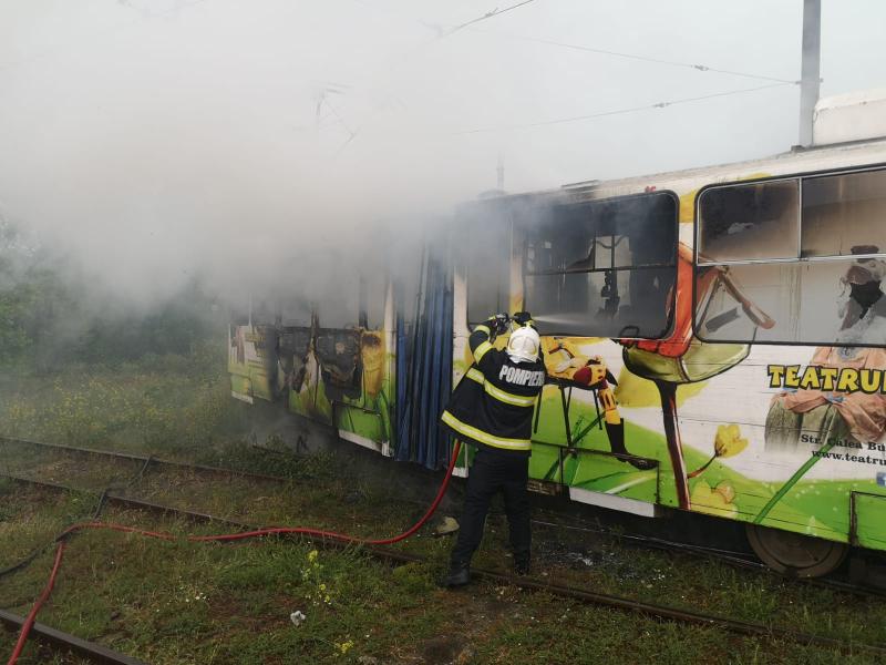 Pompierii intervin la tramvaiul cuprins de flăcări
