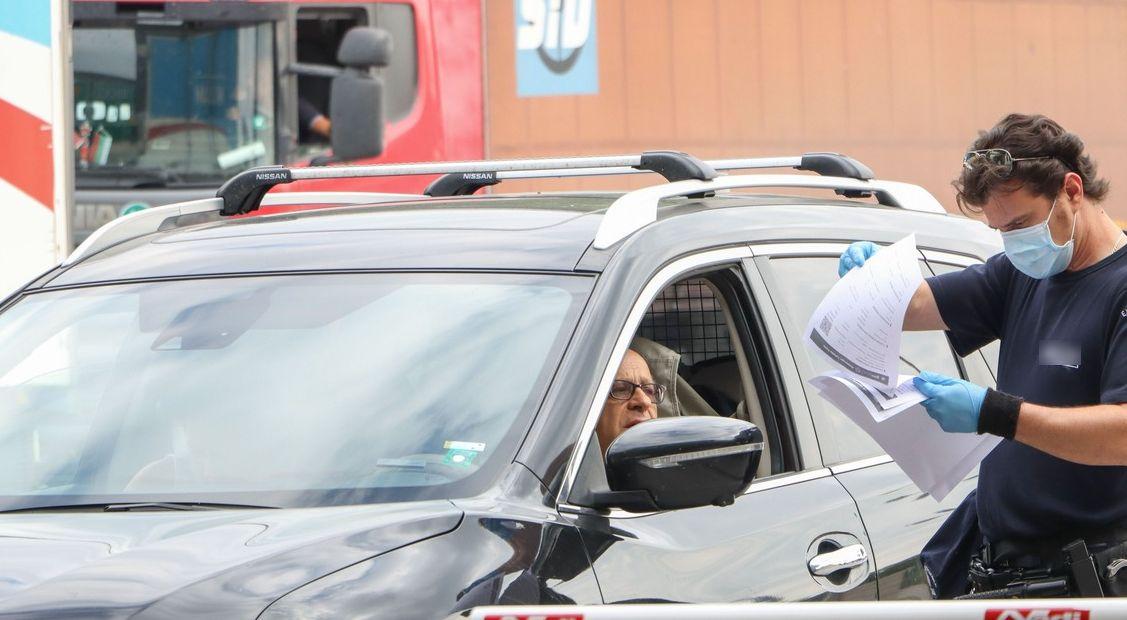 Mașină verificată la graniță de un ofițer al poliției de frontieră