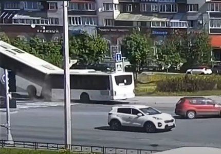 Un șofer s-a ”urcat” cu autobuzul pe un stâlp de iluminat