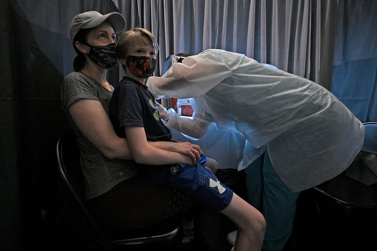 EMA a autorizat vaccinarea adolescenţilor cu vârsta de 12-15 ani cu vaccinul Pfizer-BioNTech