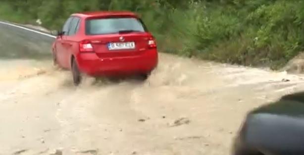 Apa de pe versanţi a blocat DN1