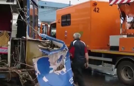 Tramvai aruncat de pe şine de un TIR, în Iaşi.