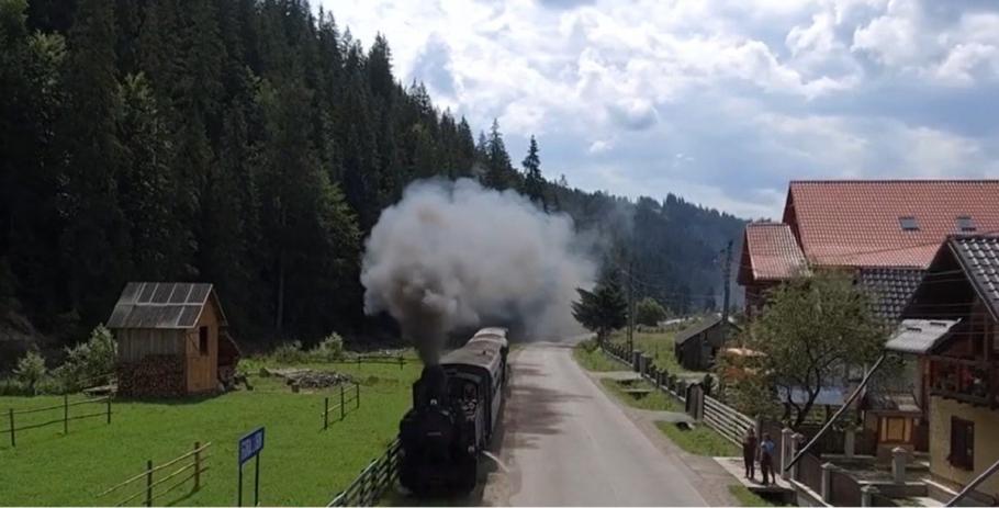 Traseul Mocăniţei din Bucovina, blocat cu un bolovan Traseul Mocăniţei din Bucovina, blocat cu un bolovan