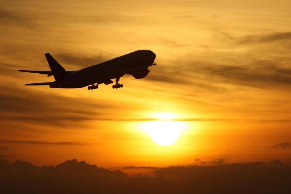 Comisia Europeană a propus ridicarea restricțiile de călătorie pentru turiștii străini vaccinați