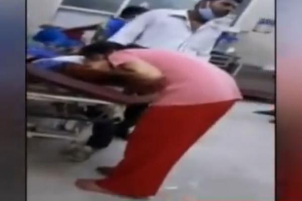O fiică disperată îi face respirație gură la gură mamei bolnave de Covid într-un spital arhiplin din India. Femeia a murit