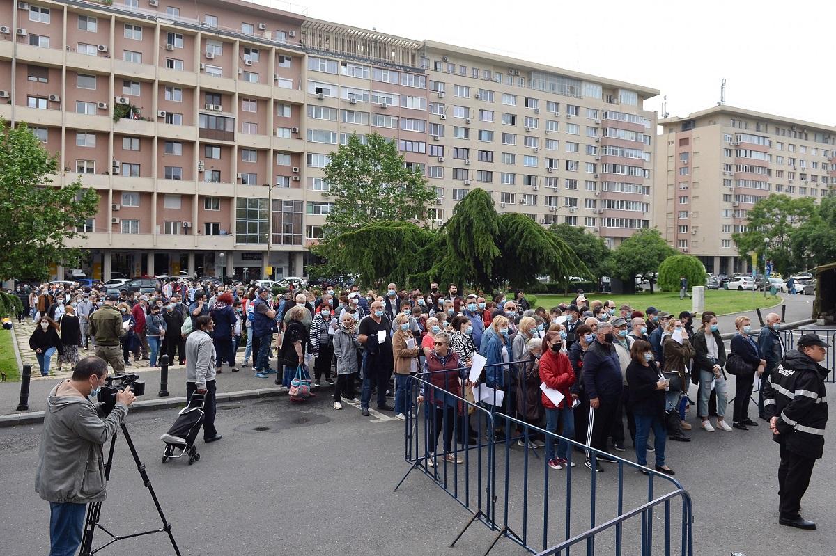 Românii s-au îngrămădit pentru a se vaccina, împotriva coronavirusului, la Sala Palatului din Bucureşti