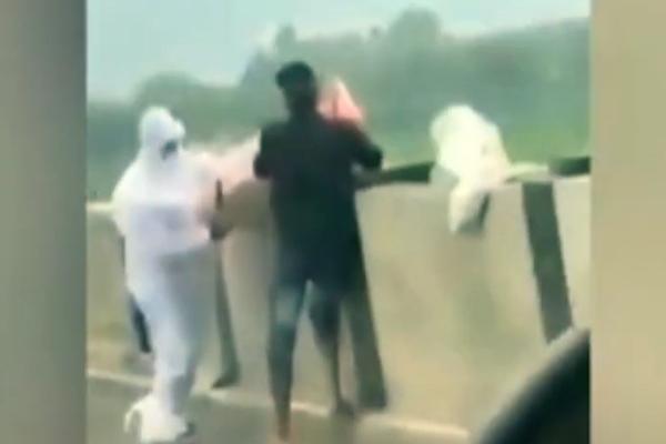 Cadavru aruncat peste un pod, în rau, în India