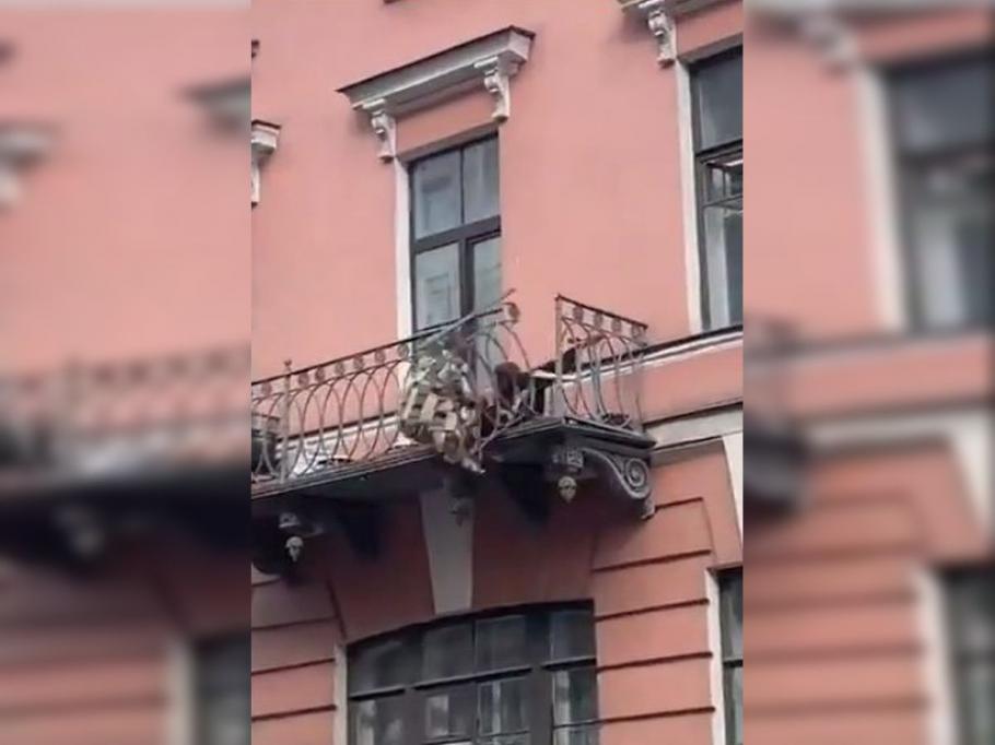 Momentul în care doi tineri cad de la balcon, după ce balustrada cedează sub greutatea lor, în Rusia Momentul în care doi tineri cad de la balcon, după ce balustrada cedează sub greutatea lor, în Rusia
