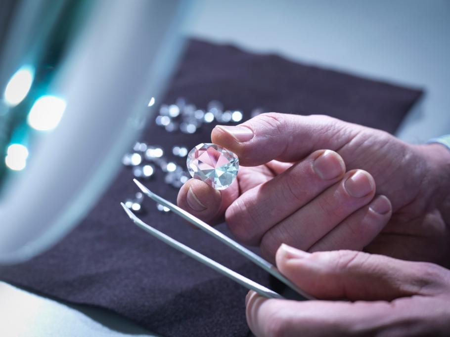 Pandora renunță la diamantele naturale, extrase din mină, în favoarea celor create în laborator Pandora renunță la diamantele naturale, extrase din mină, în favoarea celor create în laborator