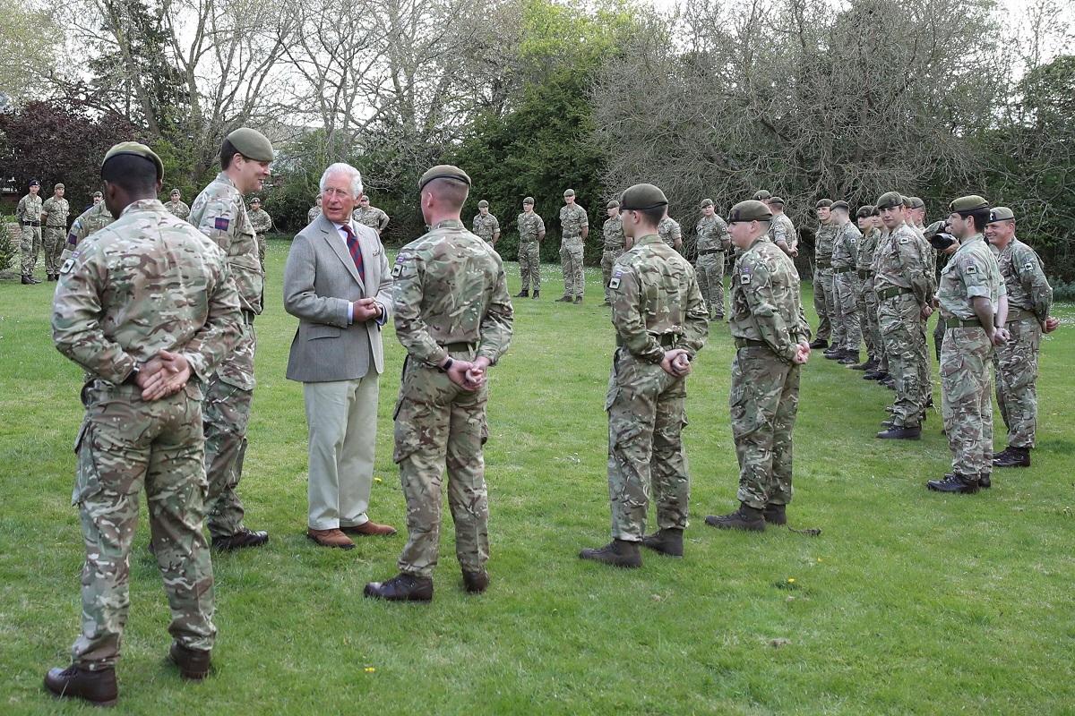 Prințul Charles le-a mulţumit personal unora dintre soldații care au participat la înmormântarea ducelui de Edinburgh