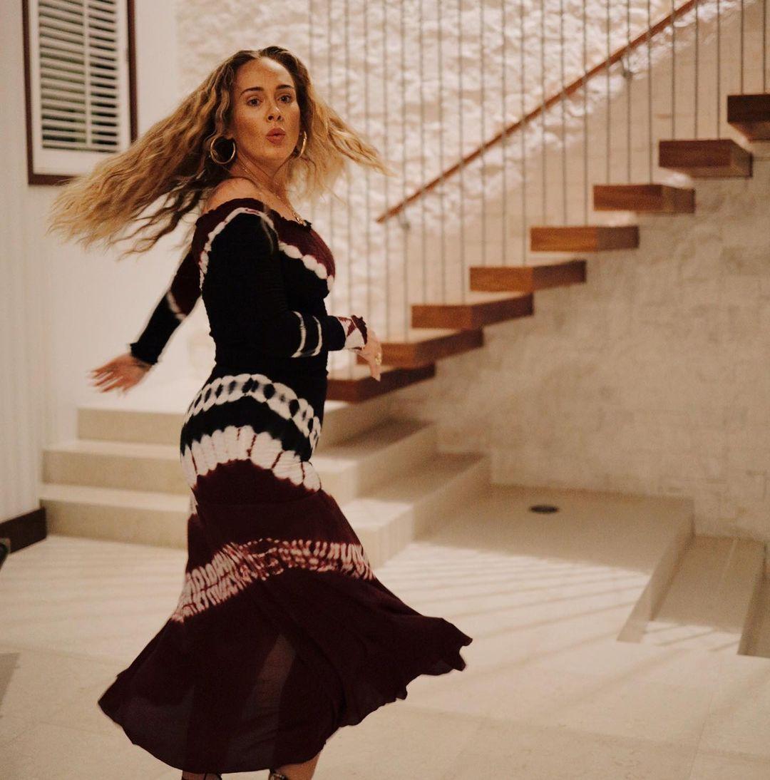 Adele dansează într-o rochie lungă