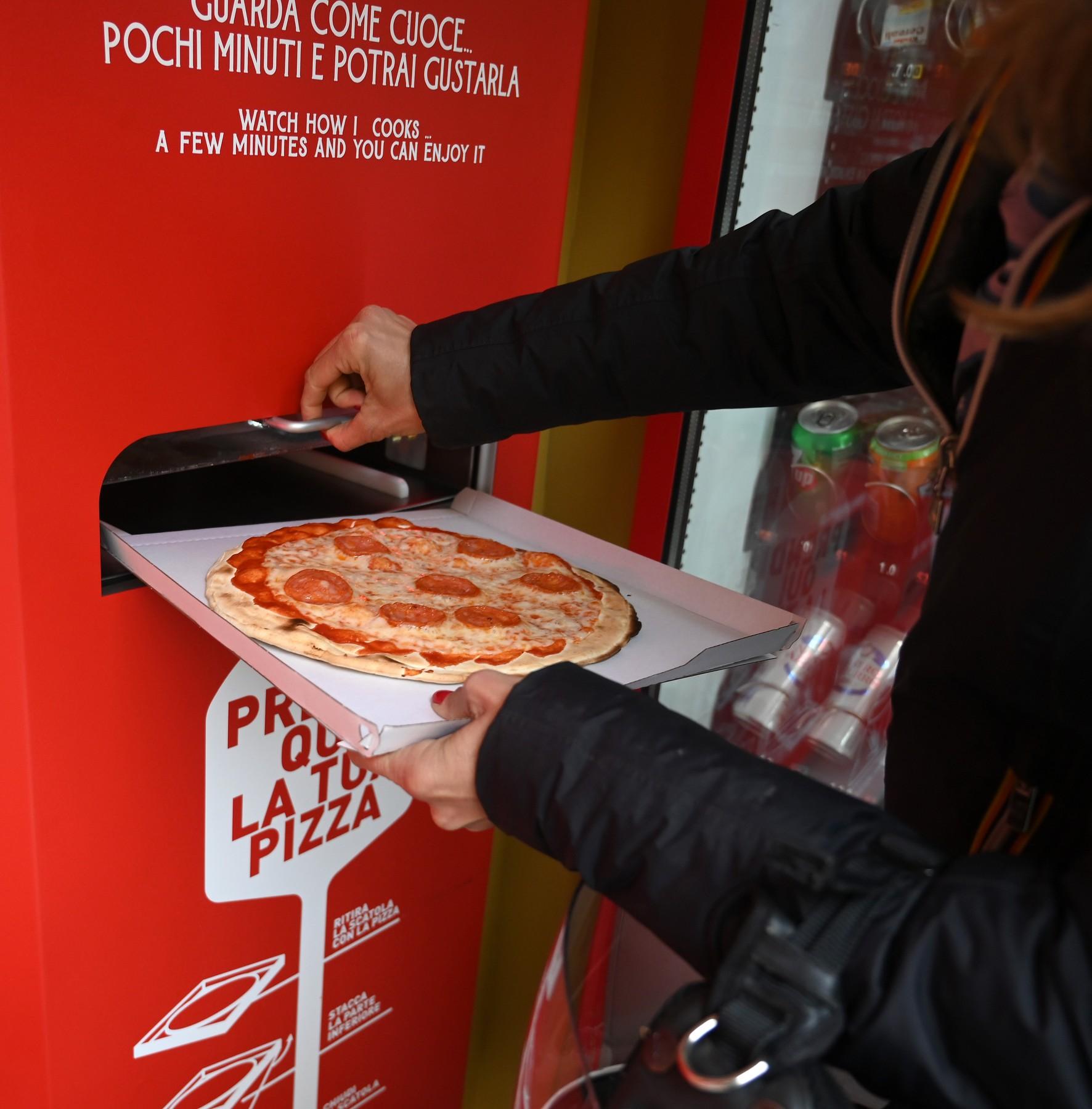 Automat de pizza, instalat în capitala Italiei, Roma
