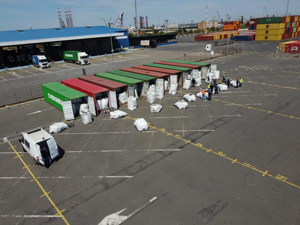 Peste două sute de tone de deșeuri din Germania au fost descoperite în Portul Agigea. Urmau să ajungă în Prahova