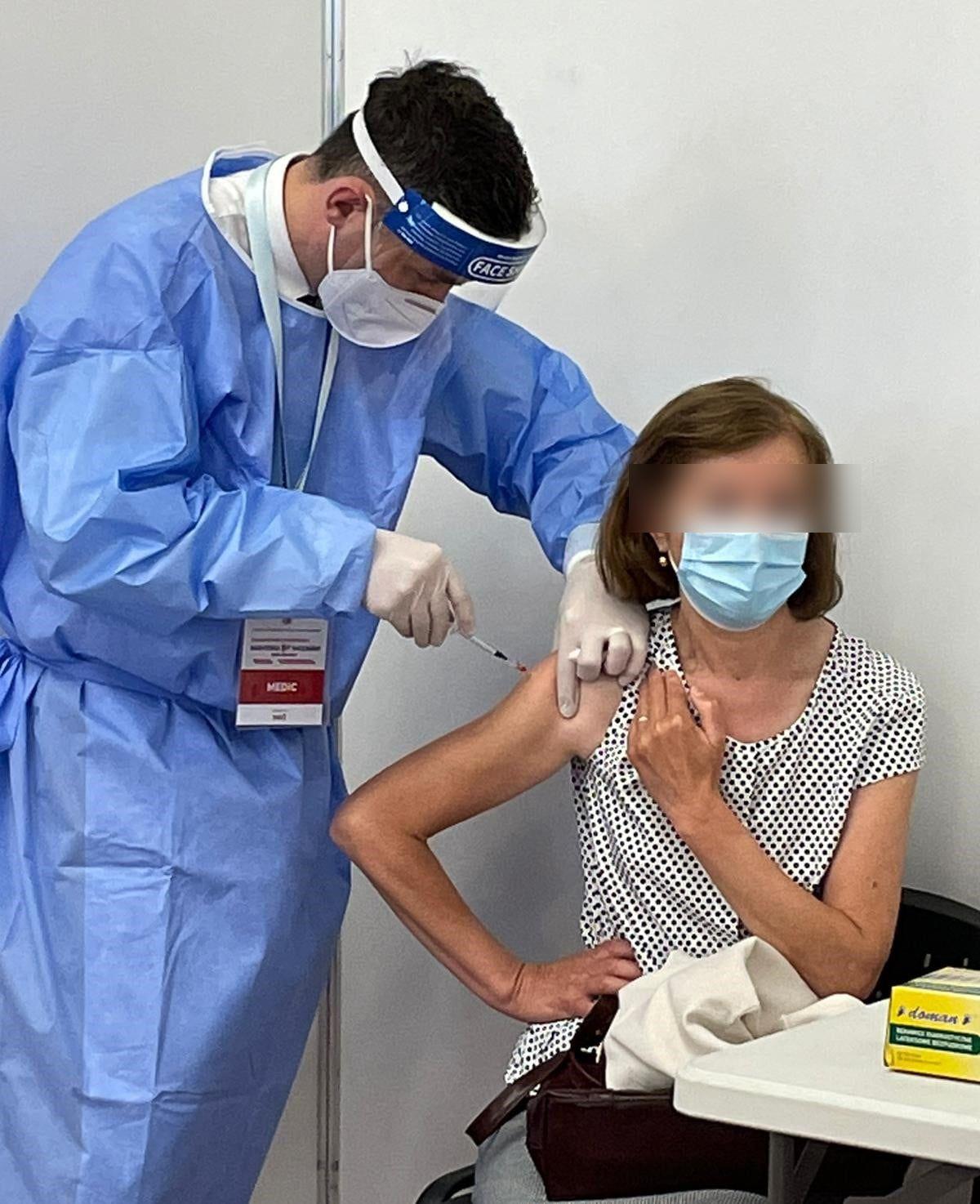 Valeriu Gheorghiţă administrează un vaccin anti-Covid unei paciente