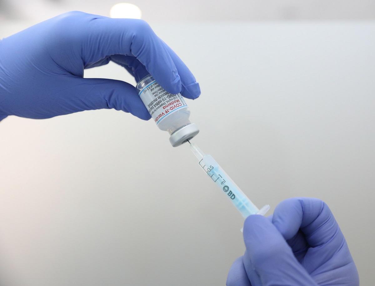Preşedintele Franţei acuză ţările anglo-saxone că "blochează exporturile de vaccinuri" Preşedintele Franţei anunţă că Uniunea Europeană a exportat 45 de milioane dintre cele 110 milioane de doze de vaccin anticoronavirus produse