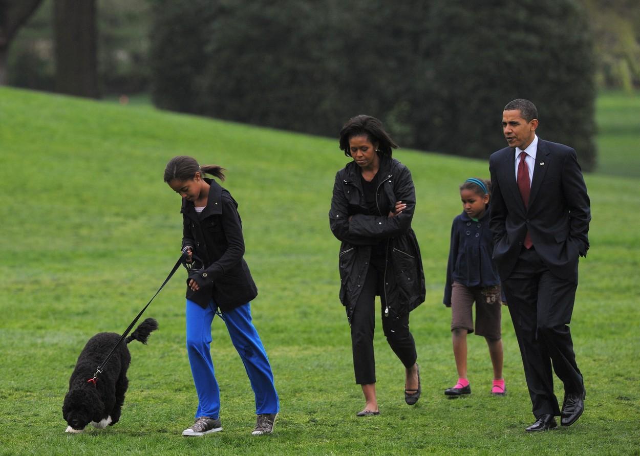 Catelul Bo și familia Obama, la plimbare