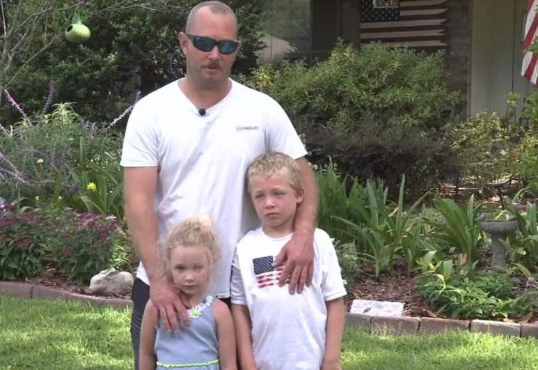 Un băiețel de 7 ani a înotat timp de o oră pentru a cere ajutor pentru tatăl și sora sa, în pericol de înec