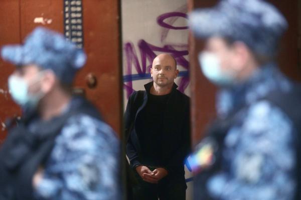 Andrei Pivovarov, cu cătușe la mâini, în custodia forțelor armate