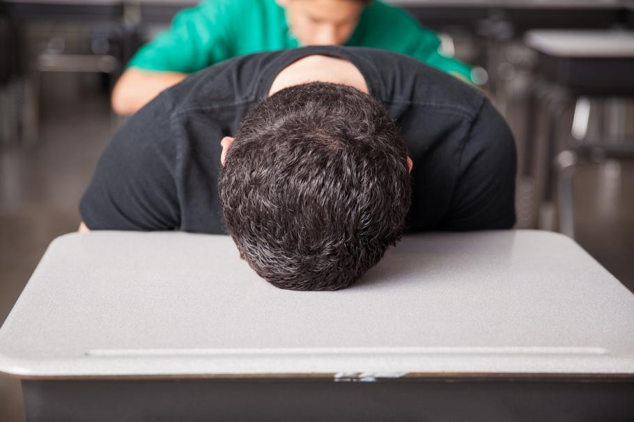 Un student de la Universitatea din Suceava a scos un briceag și l-a pus la gât, în timpul examenului, panicat că nu știe subiectele Un student de la Universitatea din Suceava a scos un briceag și l-a pus la gât, în timpul examenului, panicat că nu știe subiectele