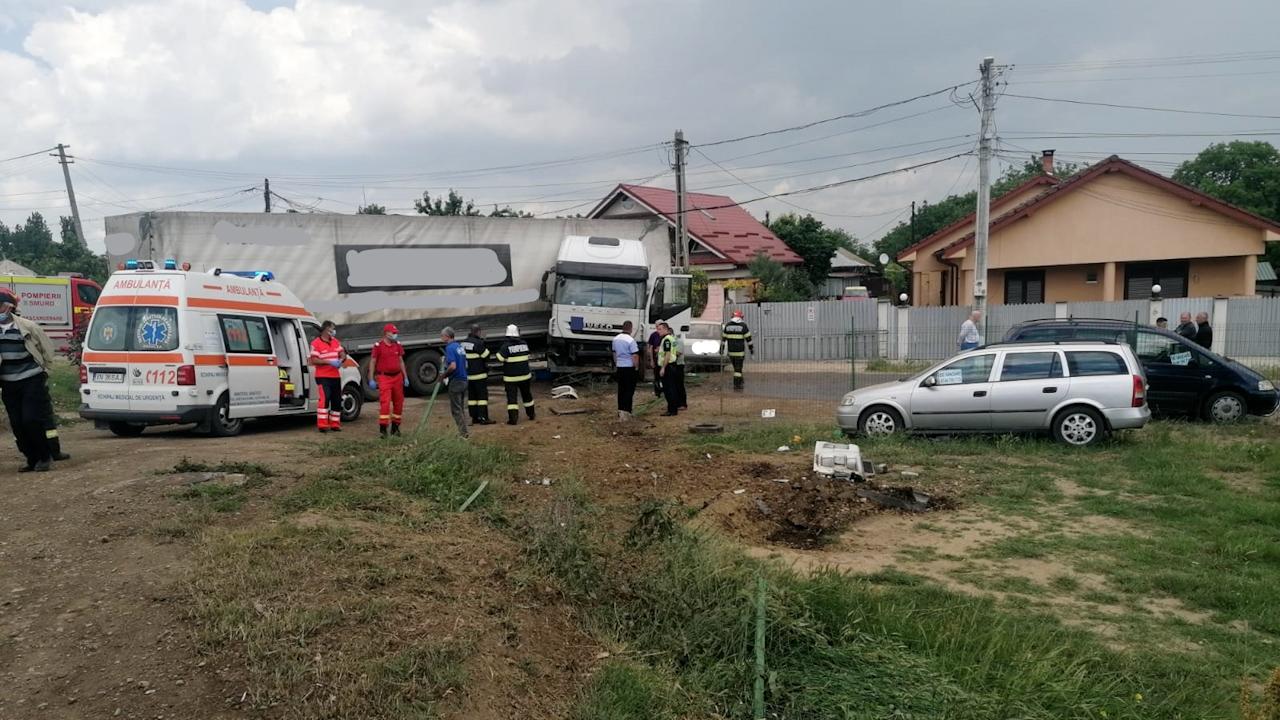 Un tir și o mașina Dacia s-au ciocnit în Vrancea