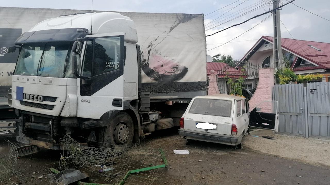 Accident între un camion și o mașina, în Vrancea
