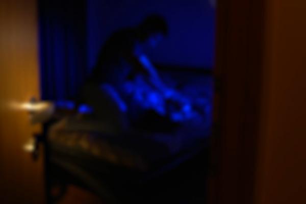 Şase arestări în cazul tinerei de 18 ani din Câmpina legată de clanţa uşii şi violată: 3 fete sunt printre inculpaţi. Decizia a fost deja contestată