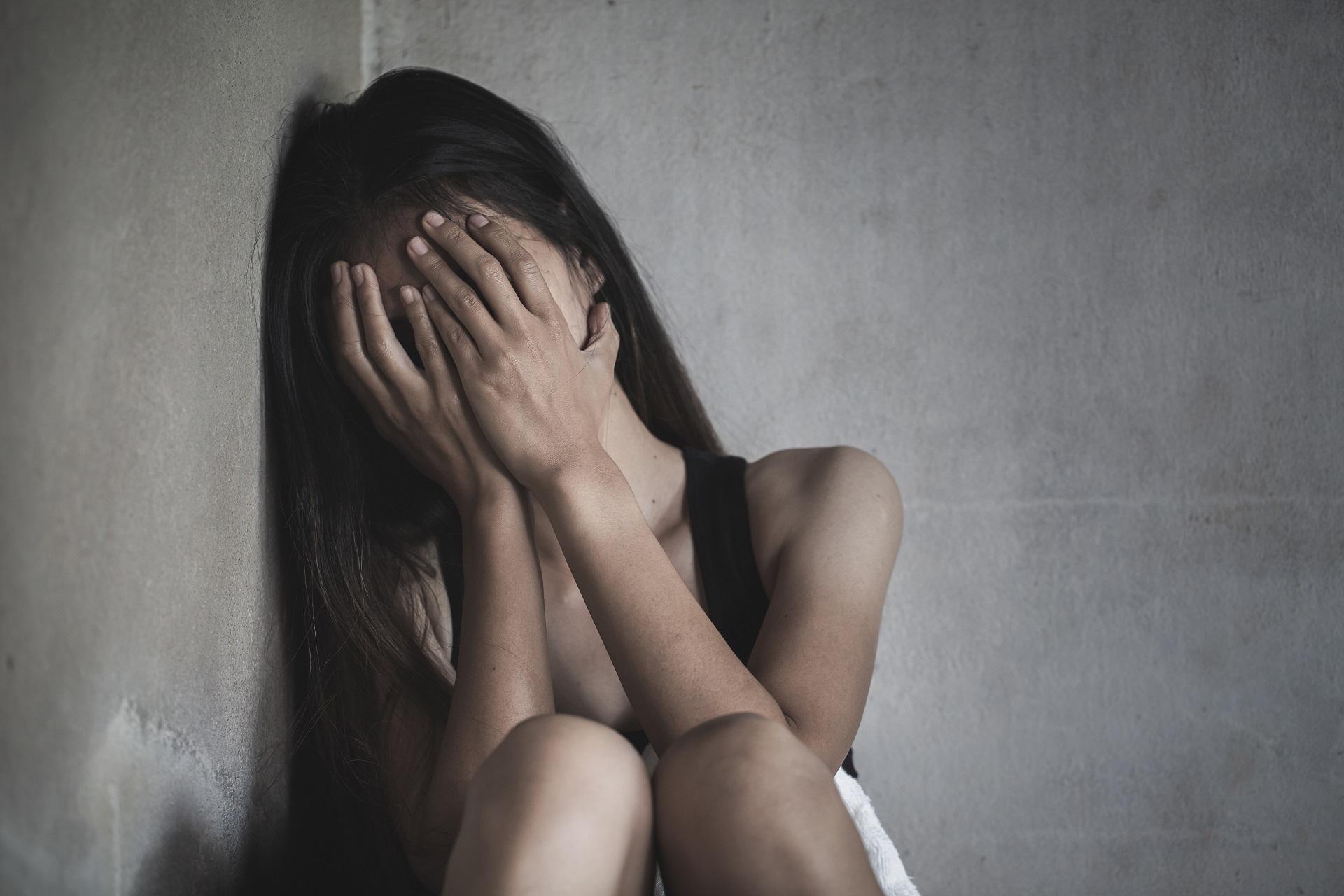 Un român a încercat să-și seducă fiica vitregă cu votcă și mesaje pe WhatsApp, în Italia: "Te plac foarte mult, asta e problema" adolescentă